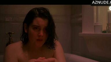 Kate Winslet is in the empty bathtub