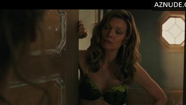 Michelle Pfeiffer opens the door to the wrong person