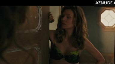 Michelle Pfeiffer opens the door to the wrong person