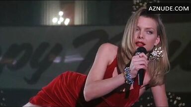 Michelle Pfeiffer she undulates her curves on the piano