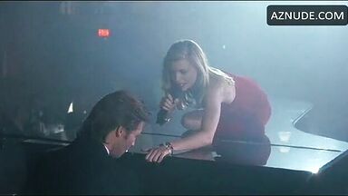 Michelle Pfeiffer she undulates her curves on the piano