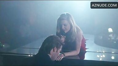 Michelle Pfeiffer she undulates her curves on the piano