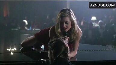 Michelle Pfeiffer she undulates her curves on the piano