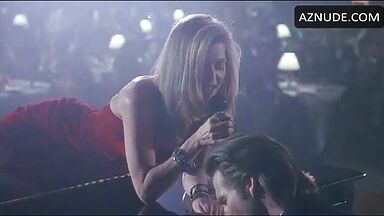 Michelle Pfeiffer she undulates her curves on the piano