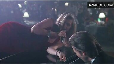Michelle Pfeiffer she undulates her curves on the piano