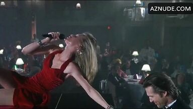 Michelle Pfeiffer she undulates her curves on the piano