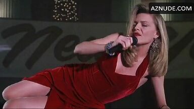 Michelle Pfeiffer she undulates her curves on the piano