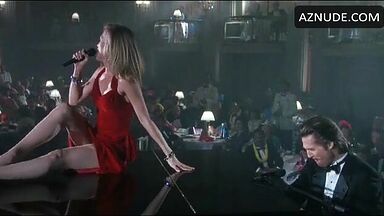 Michelle Pfeiffer she undulates her curves on the piano