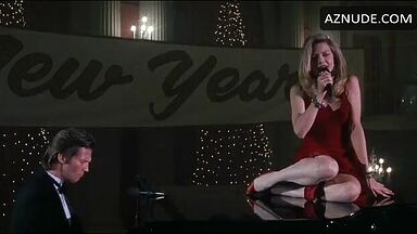 Michelle Pfeiffer she undulates her curves on the piano