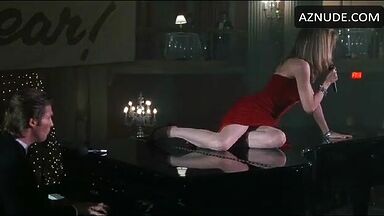 Michelle Pfeiffer she undulates her curves on the piano