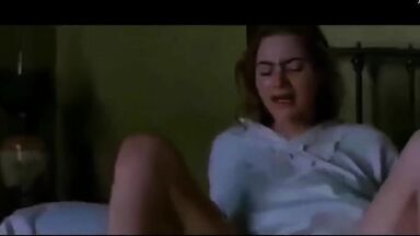 Kate Winslet gives birth