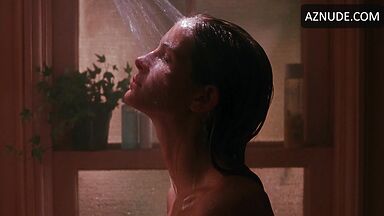 Julia Roberts she comes out of the shower wet