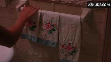 Julia Roberts she comes out of the shower wet