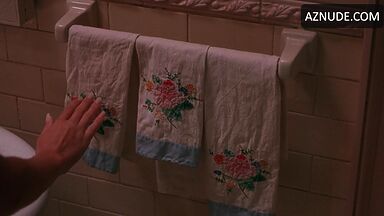 Julia Roberts she comes out of the shower wet
