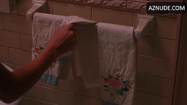 Julia Roberts she comes out of the shower wet