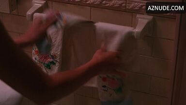 Julia Roberts she comes out of the shower wet