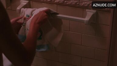 Julia Roberts she comes out of the shower wet