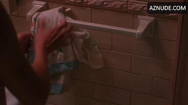 Julia Roberts she comes out of the shower wet