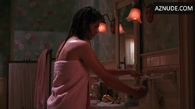 Julia Roberts she comes out of the shower wet