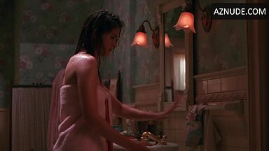 Julia Roberts she comes out of the shower wet