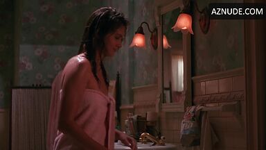 Julia Roberts she comes out of the shower wet