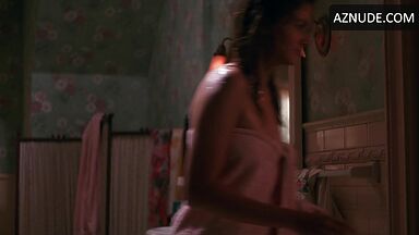 Julia Roberts she comes out of the shower wet