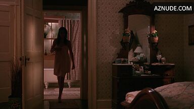 Julia Roberts she comes out of the shower wet