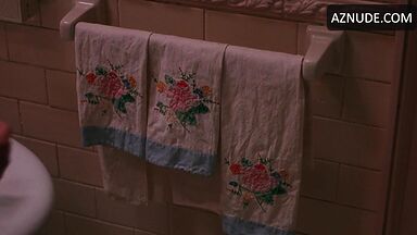 Julia Roberts she comes out of the shower wet