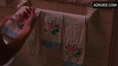 Julia Roberts she comes out of the shower wet