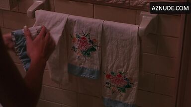 Julia Roberts she comes out of the shower wet