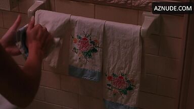 Julia Roberts she comes out of the shower wet