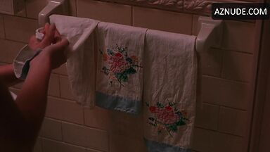 Julia Roberts she comes out of the shower wet
