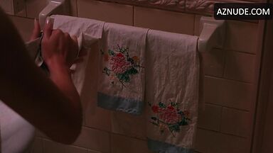 Julia Roberts she comes out of the shower wet