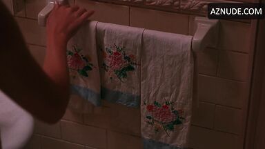 Julia Roberts she comes out of the shower wet