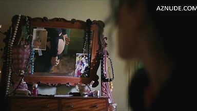 Kate Winslet shows us their ass in the mirror