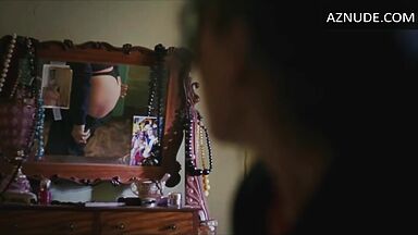 Kate Winslet shows us their ass in the mirror