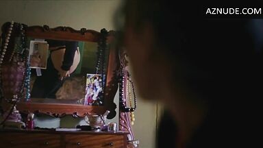 Kate Winslet shows us their ass in the mirror