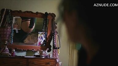 Kate Winslet shows us their ass in the mirror
