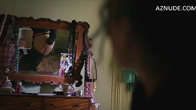 Kate Winslet shows us their ass in the mirror