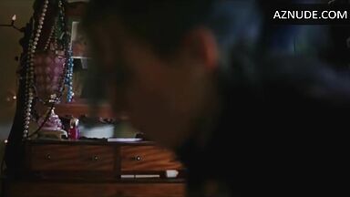 Kate Winslet shows us their ass in the mirror