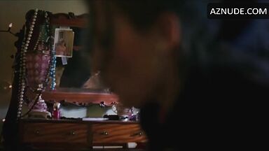 Kate Winslet shows us their ass in the mirror