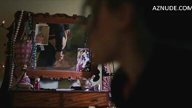 Kate Winslet shows us their ass in the mirror