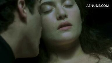 Kate Winslet undressed and starts having sex