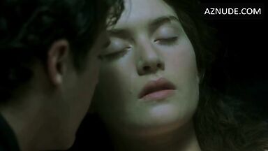 Kate Winslet undressed and starts having sex
