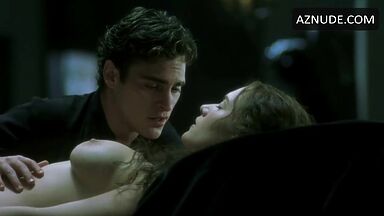 Kate Winslet undressed and starts having sex