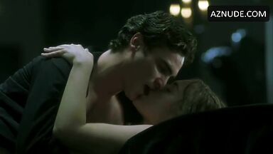Kate Winslet undressed and starts having sex