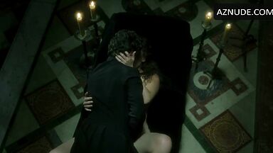 Kate Winslet undressed and starts having sex