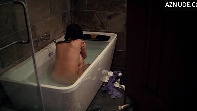 Kaya Scodelario washing