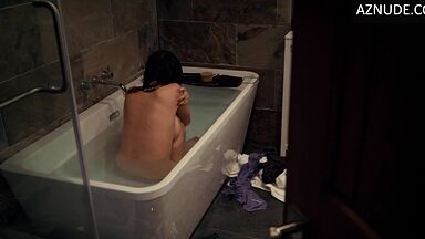 Kaya Scodelario washing