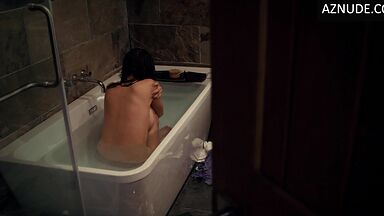 Kaya Scodelario washing